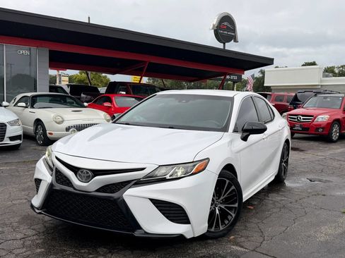 Used 2018 Toyota Camry SE FWD image 1