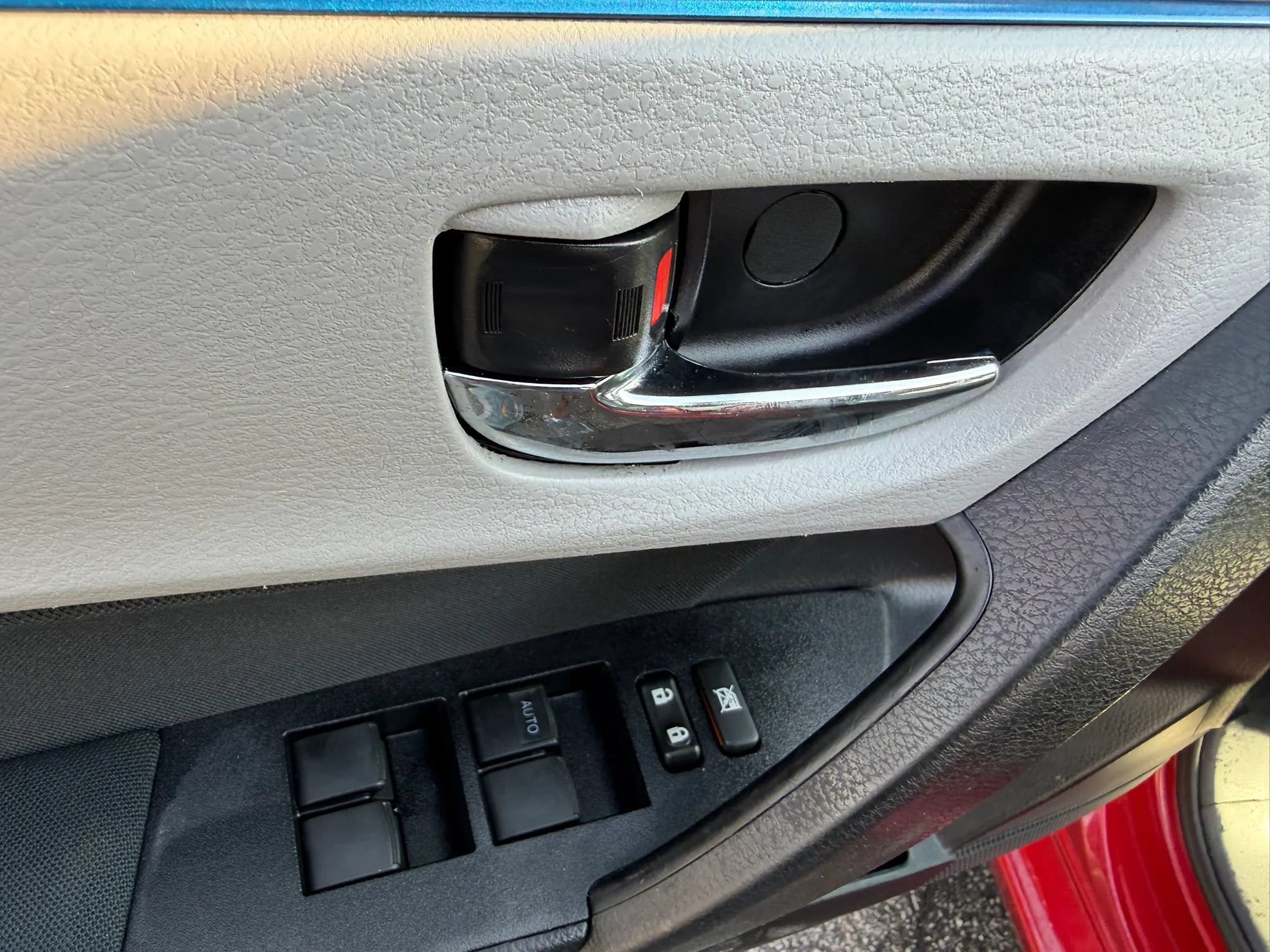 Used 2015 Toyota Corolla LE FWD image 13