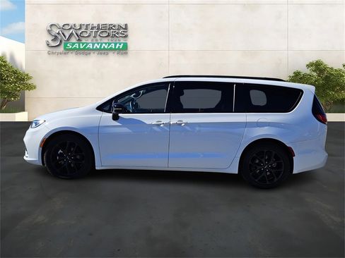 Used 2024 Chrysler Pacifica Limited w/ Uconnect Theater Family Group image 2