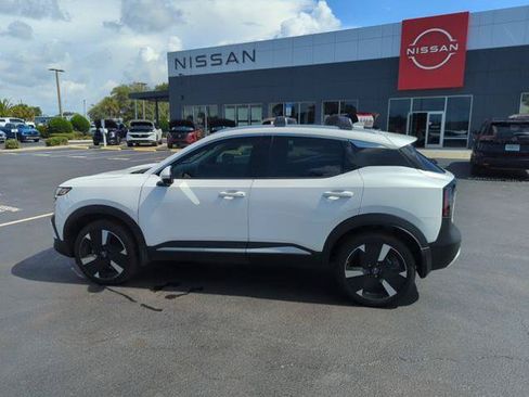 Certified 2025 Nissan Kicks SR FWD image 10