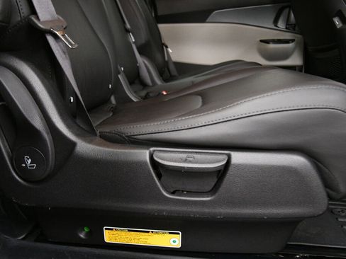 Used 2022 Kia Carnival LX image 25