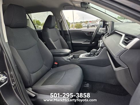 Used 2021 Toyota RAV4 LE AWD/4WD image 15