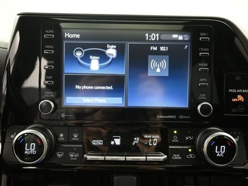Used 2020 Toyota Highlander XLE AWD/4WD image 13