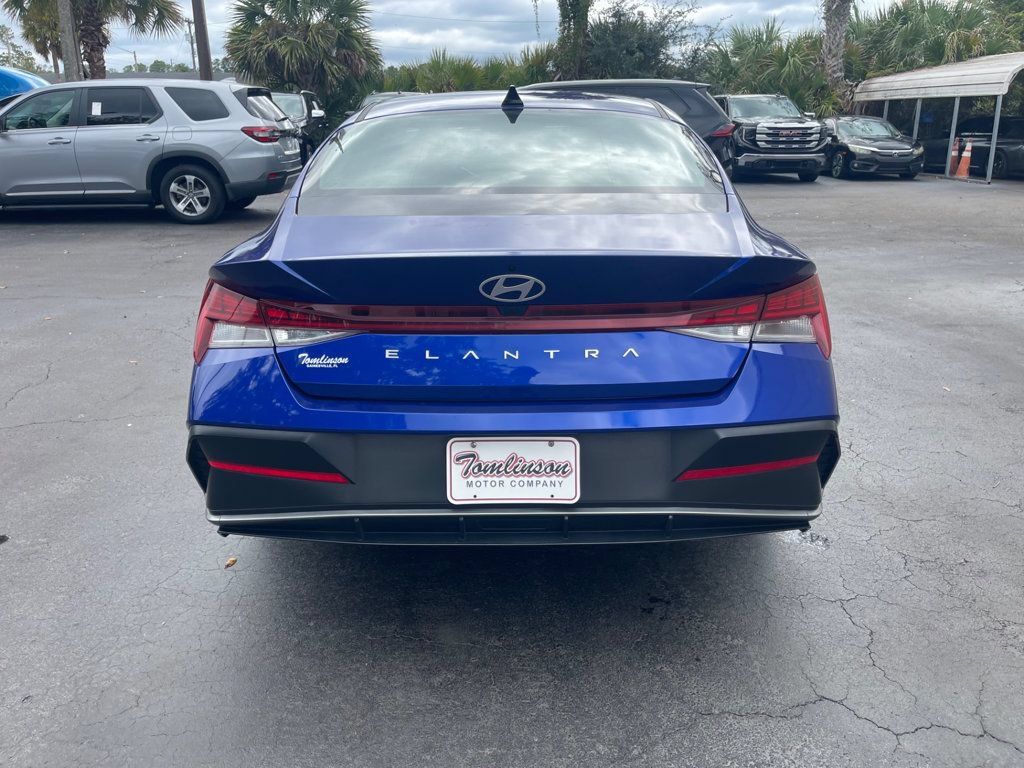 Used 2025 Hyundai Elantra SEL FWD image 4
