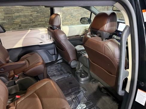 Used 2021 Toyota Sienna Platinum image 33