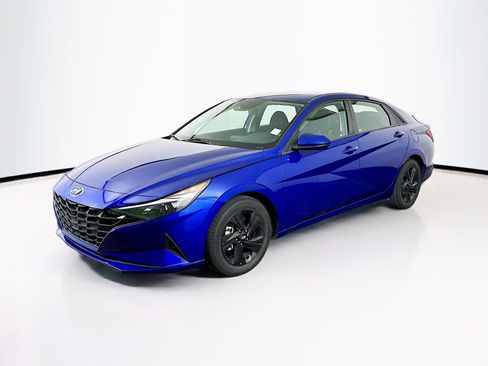 Used 2021 Hyundai Elantra SEL image 3