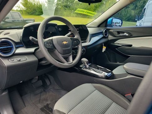 Used 2025 Chevrolet Trax LT FWD image 21