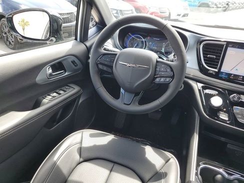 New 2026 Chrysler Pacifica Limited image 7