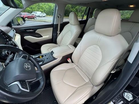 Used 2022 Toyota Highlander XLE AWD/4WD image 12