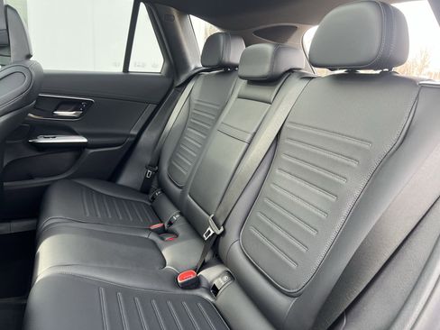 Used 2025 Mercedes-Benz GLC 300 4MATIC image 32