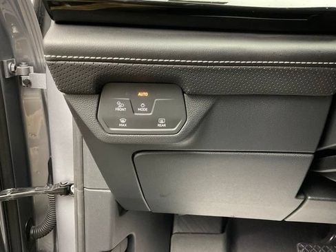 Used 2025 Volkswagen Atlas SE FWD image 15