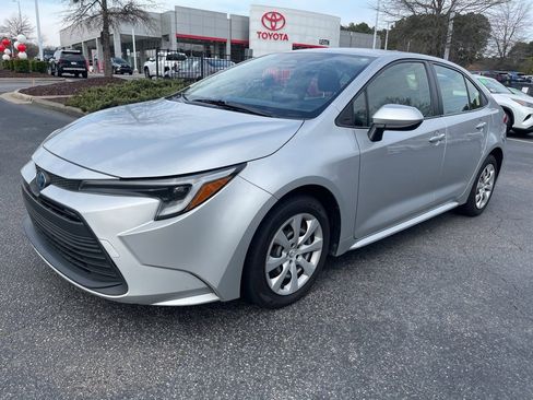 Used 2024 Toyota Corolla LE image 2