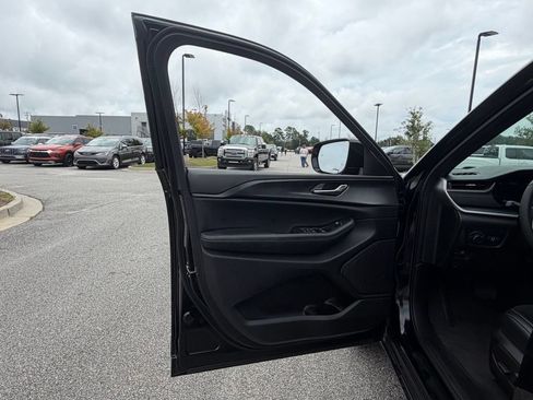 Used 2024 Hyundai Venue SE FWD image 16