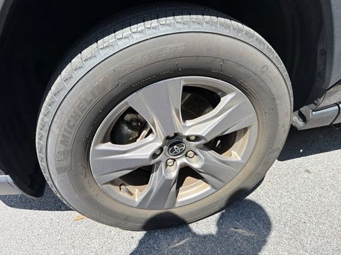 Used 2025 Toyota RAV4 XLE AWD/4WD image 4