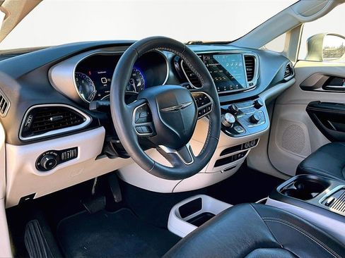 Used 2022 Chrysler Pacifica Touring-L image 14