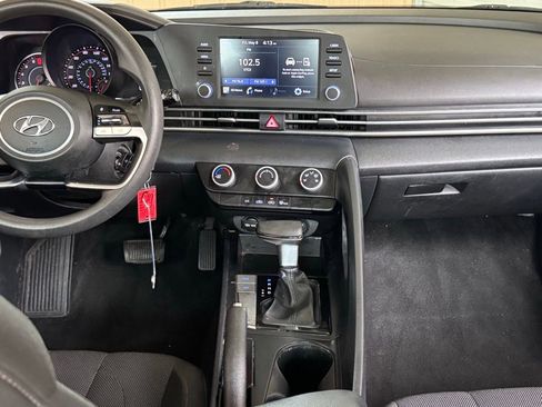 Used 2021 Hyundai Elantra SE FWD image 3