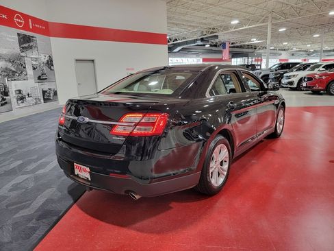 Used 2018 Ford Taurus SE image 4