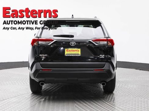 Used 2021 Toyota RAV4 XLE w/ Convenience Package image 6