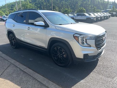 Used 2022 GMC Terrain SLE w/ Driver Convenience Package AWD/4WD image 3