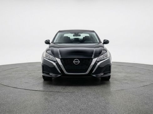 Used 2025 Nissan Altima 2.5 SV FWD image 2