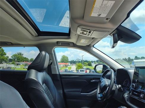 Used 2022 Toyota Highlander XLE image 17