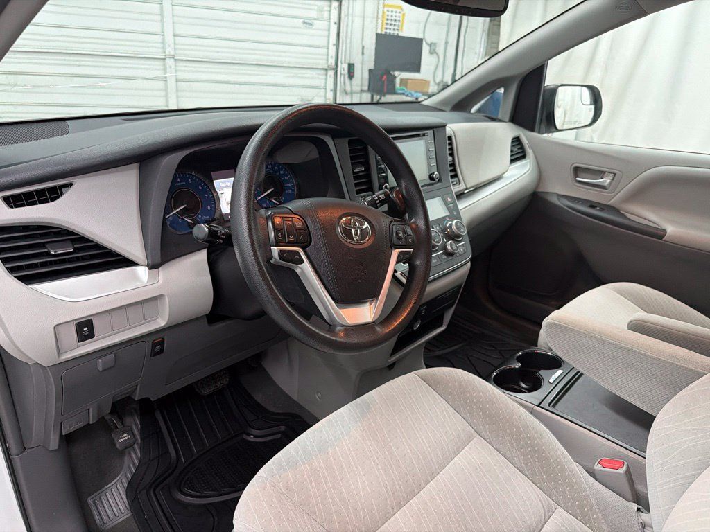 Used 2019 Toyota Sienna LE FWD image 15