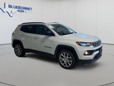 Used 2023 Jeep Compass Latitude w/ Sun and Sound Group AWD/4WD image 3