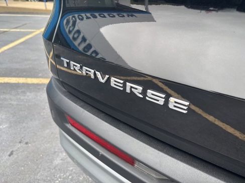 Used 2025 Chevrolet Traverse LT image 18