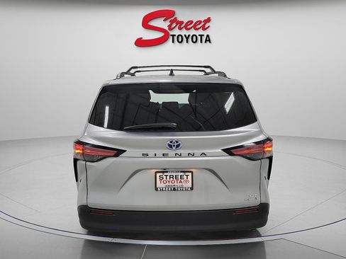 Certified 2022 Toyota Sienna XLE image 3