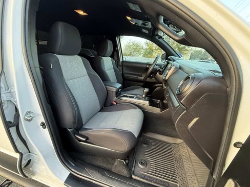 Used 2021 Toyota Tacoma TRD Off-Road image 9