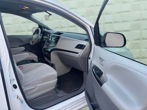 Used 2014 Toyota Sienna LE FWD image 12
