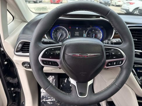 Used 2023 Chrysler Pacifica Limited image 40