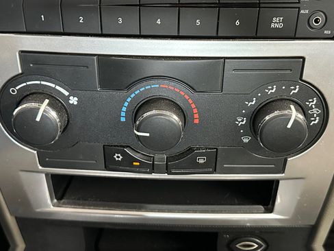 Used 2009 Chrysler 300 LX RWD image 18