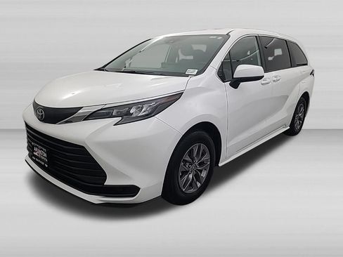 Used 2026 Toyota Sienna LE FWD image 9