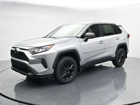 Used 2022 Toyota RAV4 LE FWD image 4