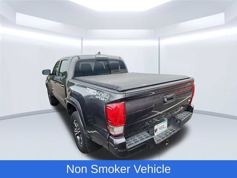 Used 2017 Toyota Tacoma TRD Sport w/ Tow Package (A/T) AWD/4WD image 5