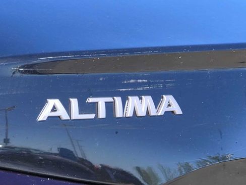 Used 2025 Nissan Altima 2.5 SV FWD image 12