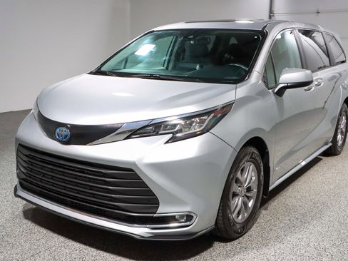 Used 2021 Toyota Sienna XLE image 34