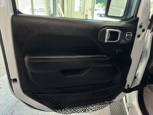 Used 2018 Jeep Wrangler Unlimited Sahara image 24