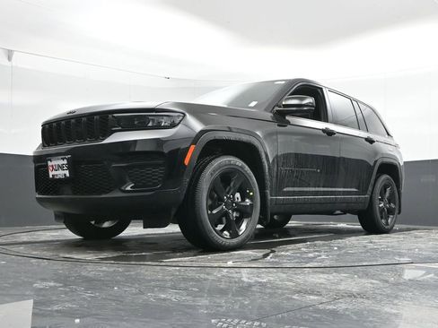 New 2025 Jeep Grand Cherokee Altitude image 40