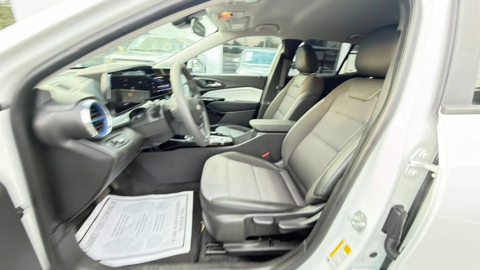 Used 2025 Chevrolet Trax LT FWD image 13