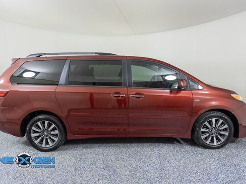 Used 2019 Toyota Sienna XLE w/ XLE Navigation Package AWD/4WD image 8
