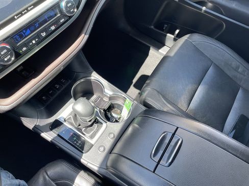 Used 2017 Toyota Highlander Plus w/ Carpet Mat Package AWD/4WD image 21