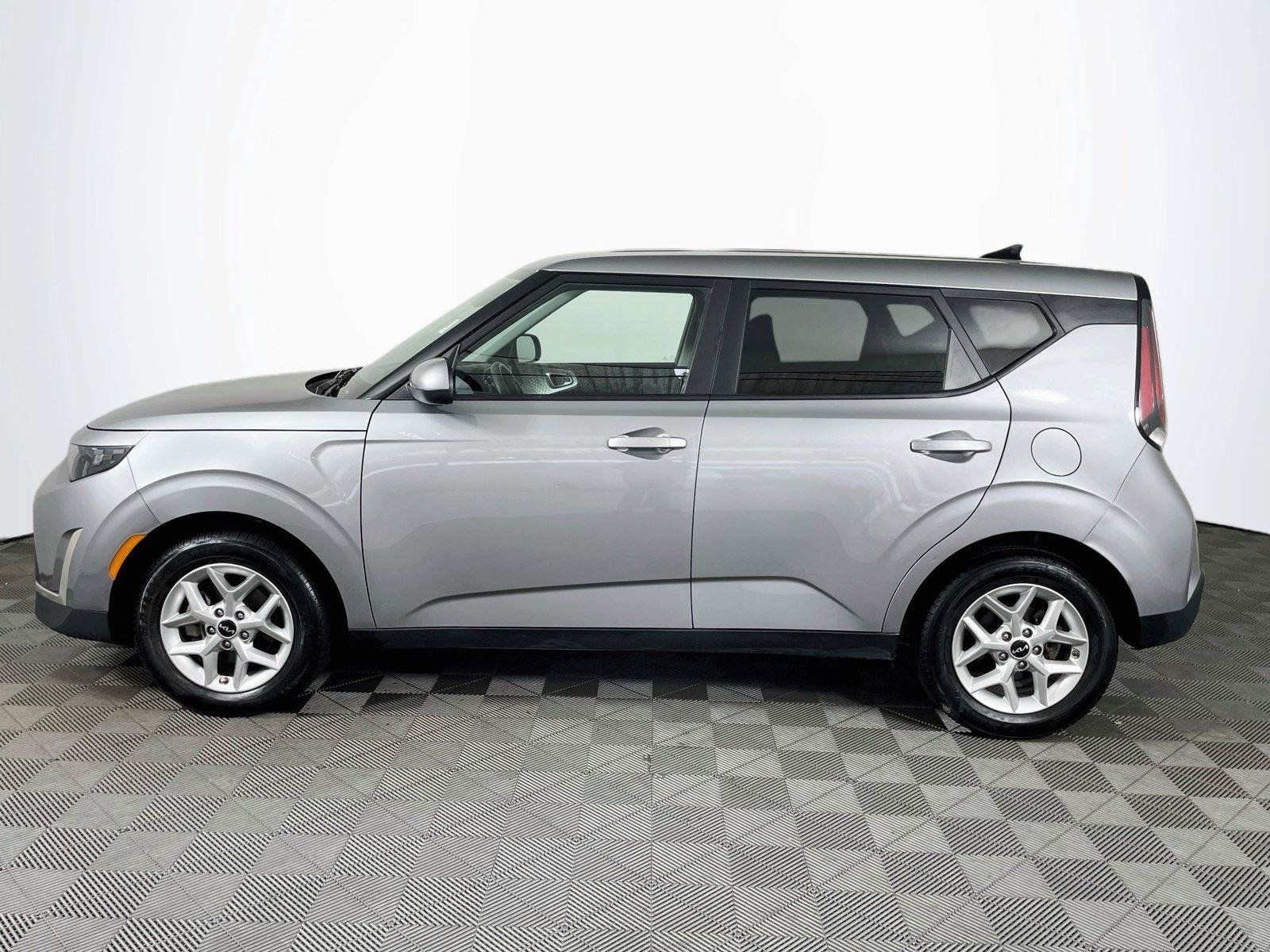 Certified 2025 Kia Soul LX w/ LX Technology Package FWD image 4