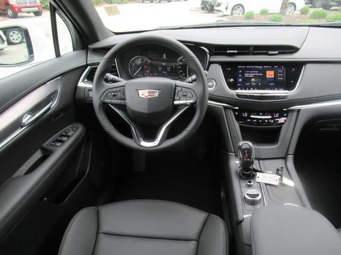 New 2025 Cadillac XT6 Luxury image 12