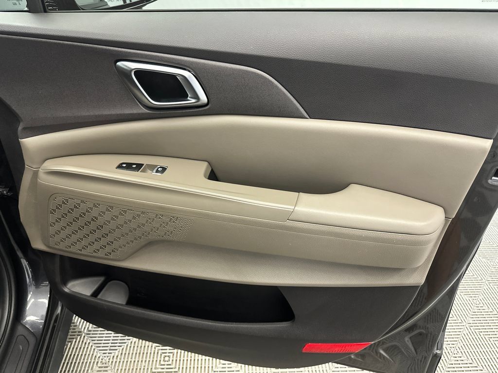 Used 2025 Kia Carnival EX FWD image 16