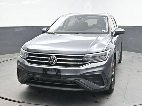 Used 2023 Volkswagen Tiguan SE AWD/4WD image 2