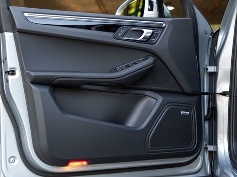 Certified 2025 Porsche Macan AWD/4WD image 21