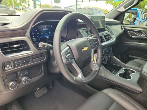Used 2024 Chevrolet Suburban LT w/ Luxury Package RWD image 17