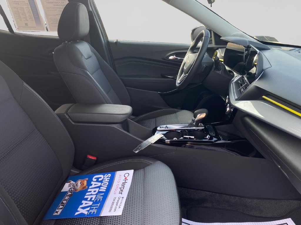 Used 2024 Chevrolet Trax LT w/ Sunroof Package FWD image 11